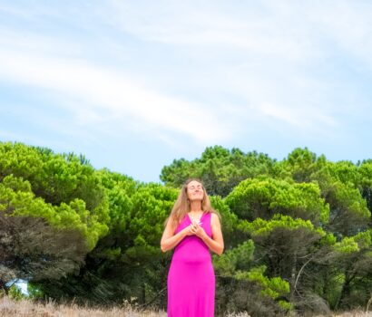 Carmen sonriendo paseando por la playa