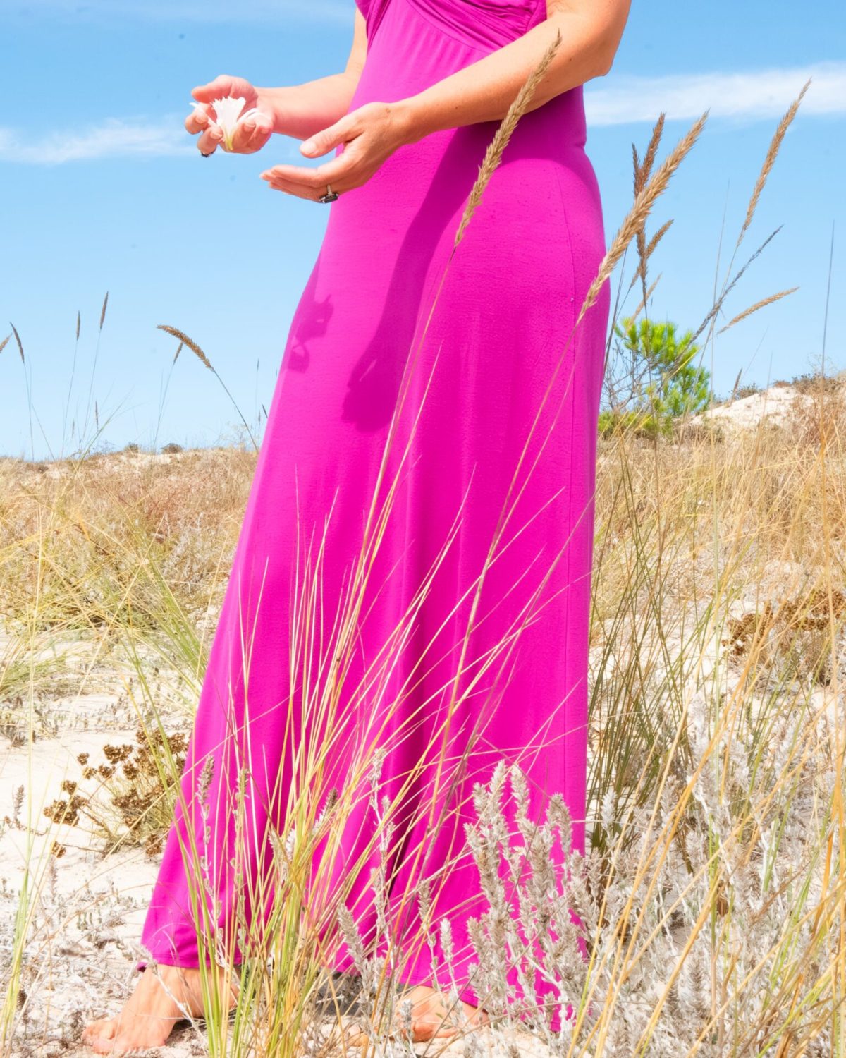 Carmen paseando por la playa